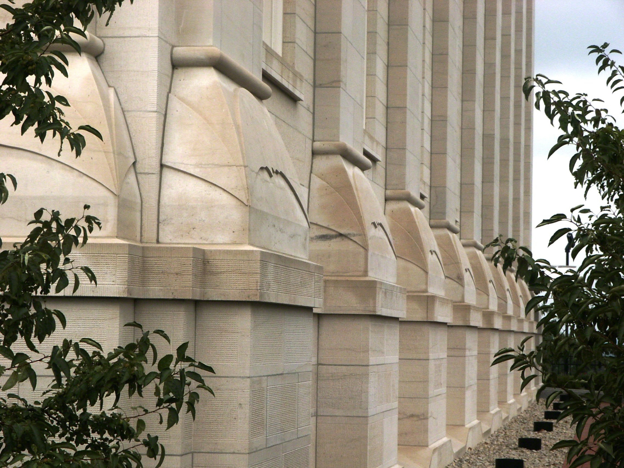 picture of the side of the Nauvoo temple