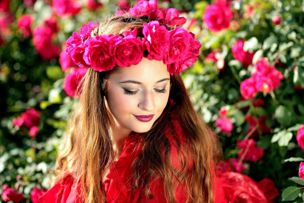 girl with red flowers on head